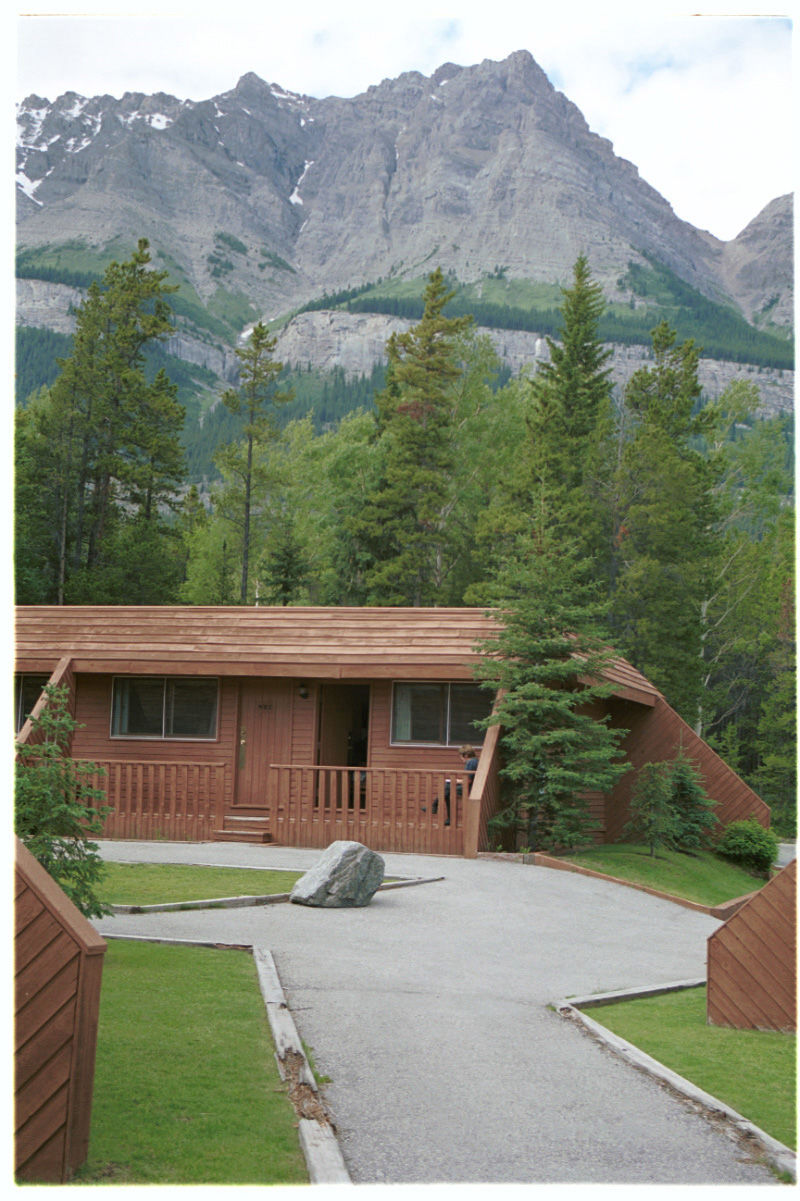 Hotel The Crossing Saskatchewan River Crossing Exterior foto