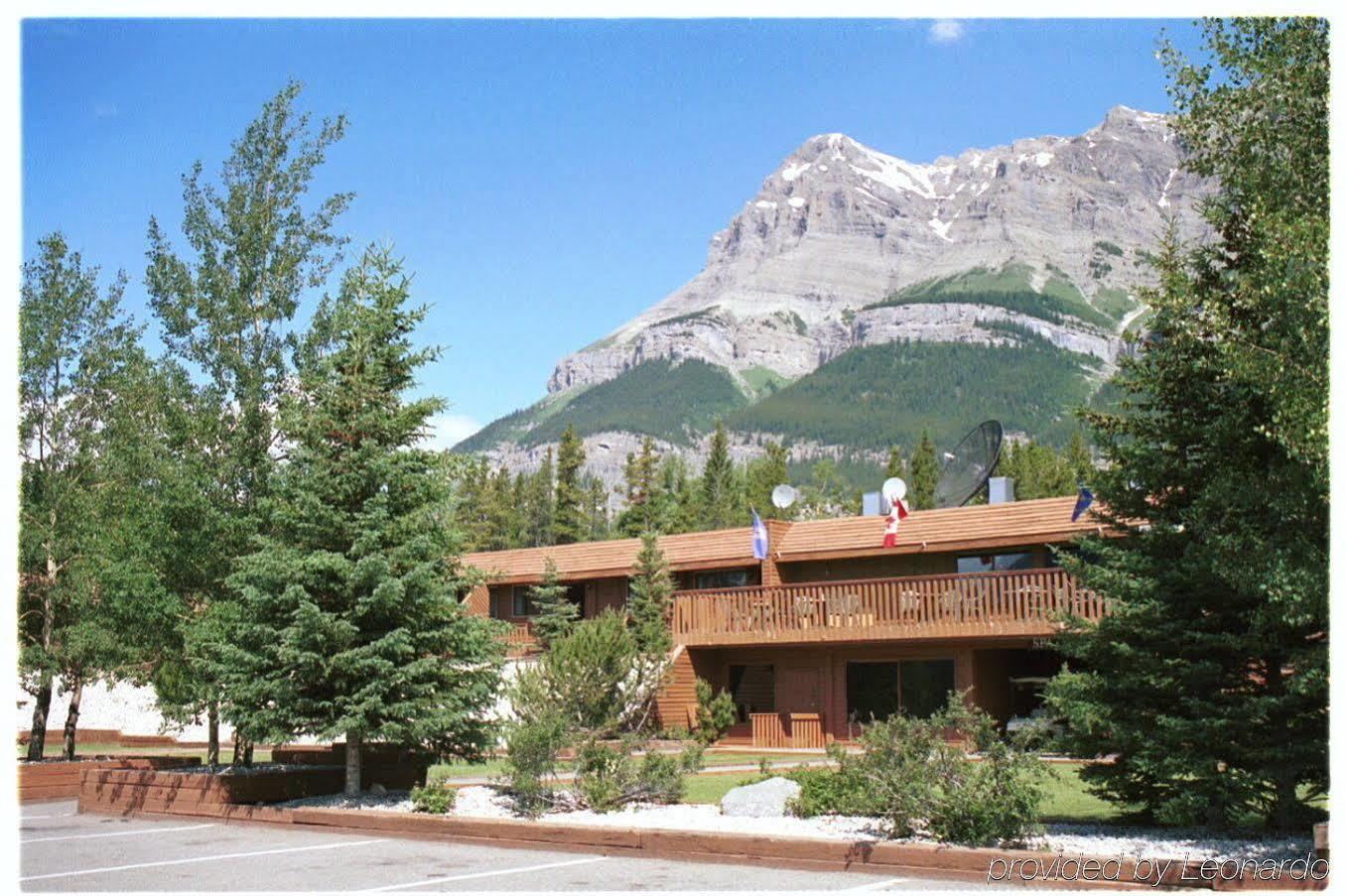 Hotel The Crossing Saskatchewan River Crossing Exterior foto