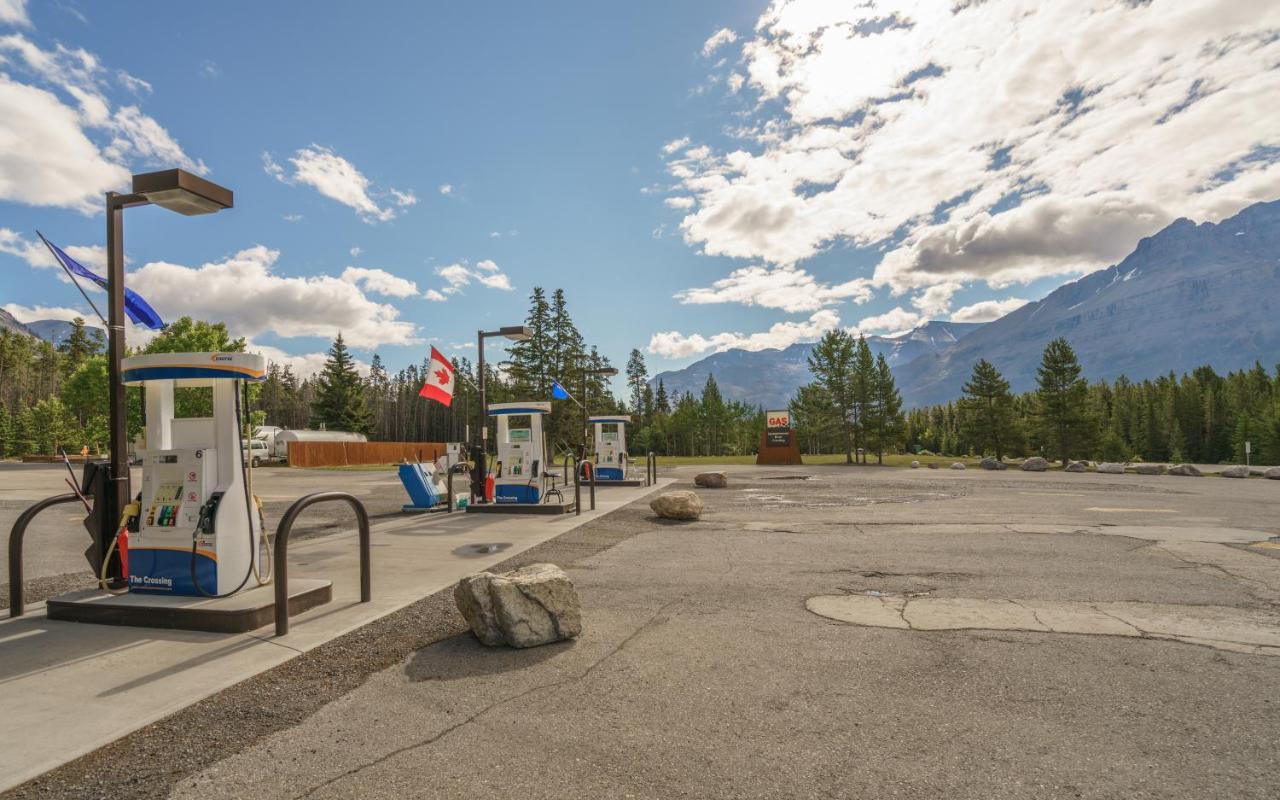 Hotel The Crossing Saskatchewan River Crossing Exterior foto