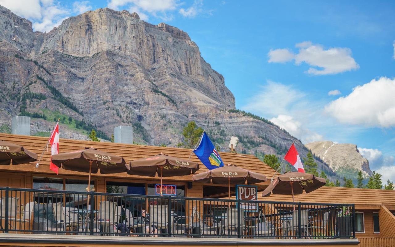 Hotel The Crossing Saskatchewan River Crossing Exterior foto