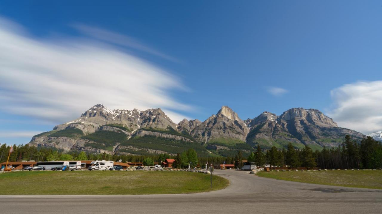 Hotel The Crossing Saskatchewan River Crossing Exterior foto