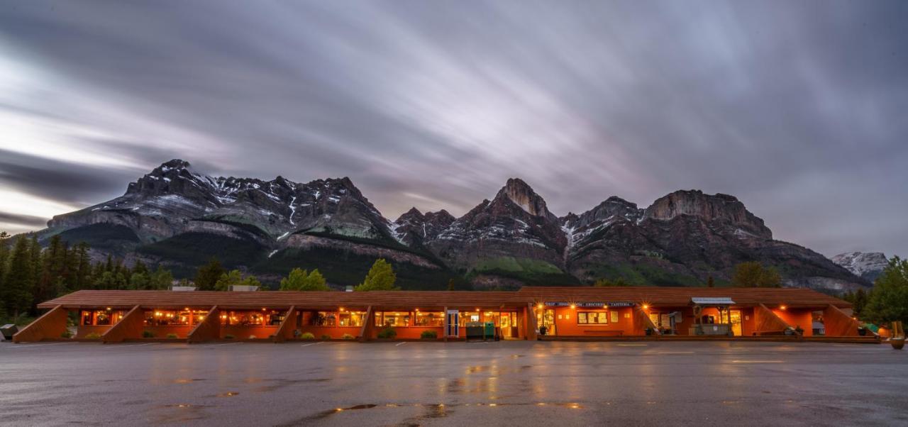 Hotel The Crossing Saskatchewan River Crossing Exterior foto