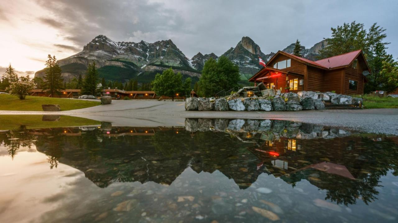 Hotel The Crossing Saskatchewan River Crossing Exterior foto