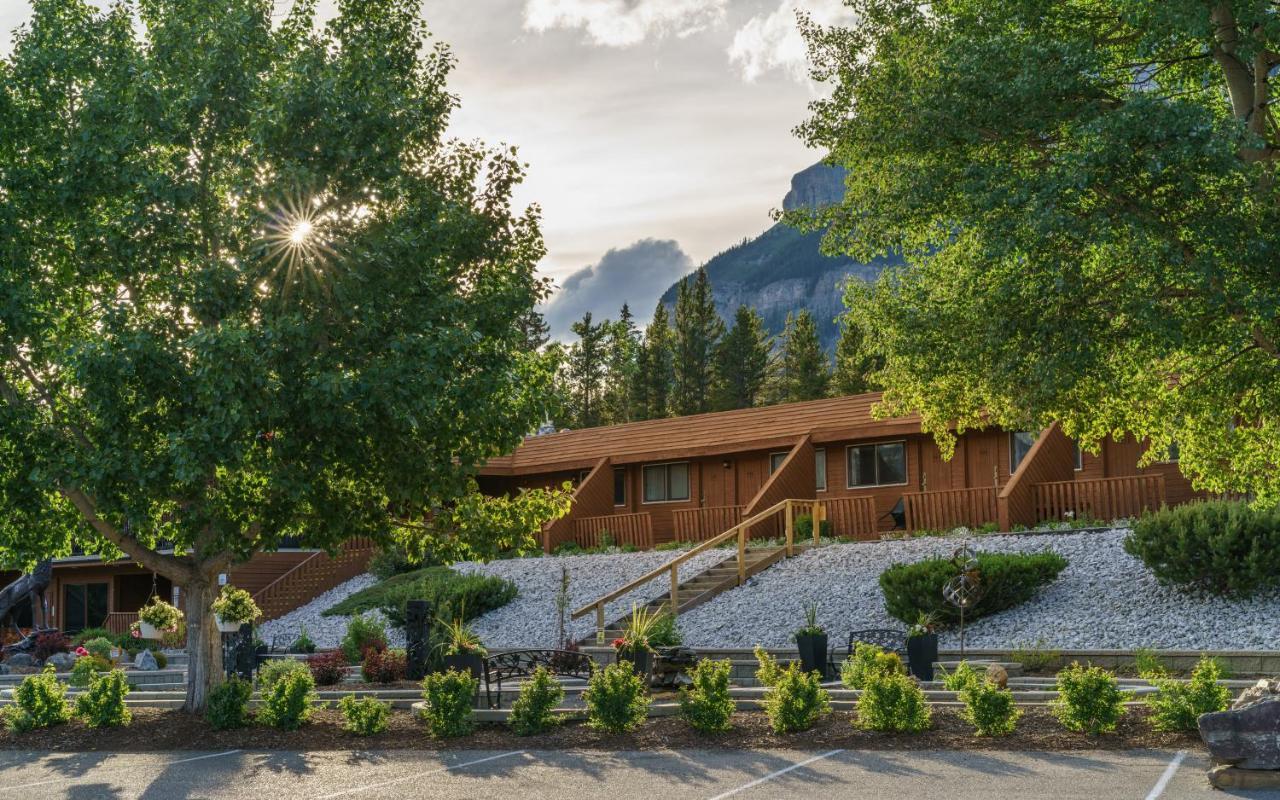 Hotel The Crossing Saskatchewan River Crossing Exterior foto