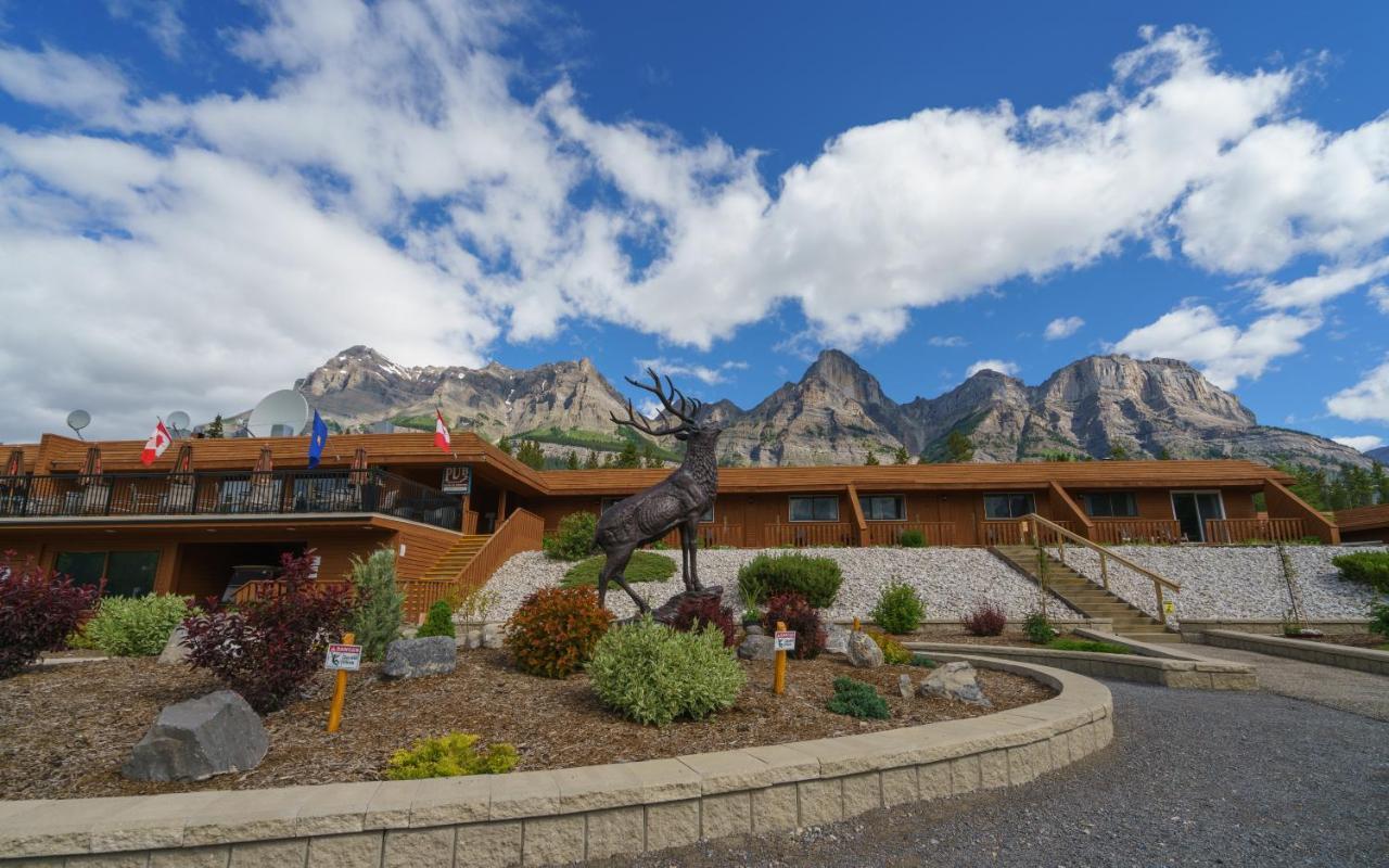 Hotel The Crossing Saskatchewan River Crossing Exterior foto