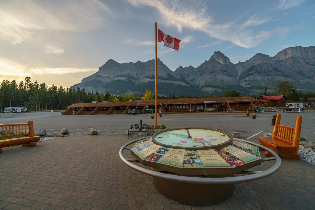 Hotel The Crossing Saskatchewan River Crossing Exterior foto