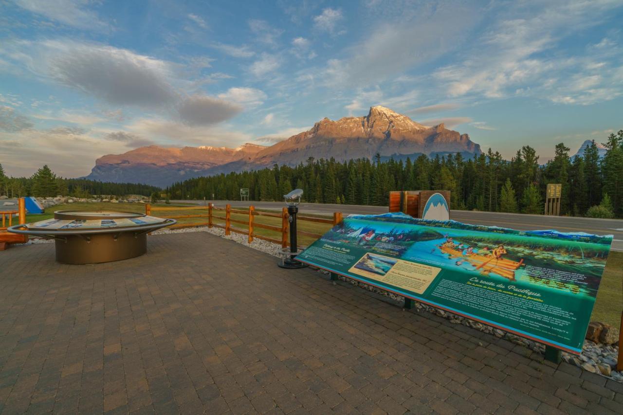 Hotel The Crossing Saskatchewan River Crossing Exterior foto